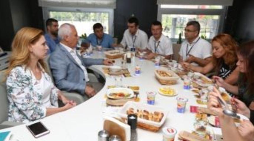 Bozbey &Ouml;ğle Yemeğini Personelle Yedi