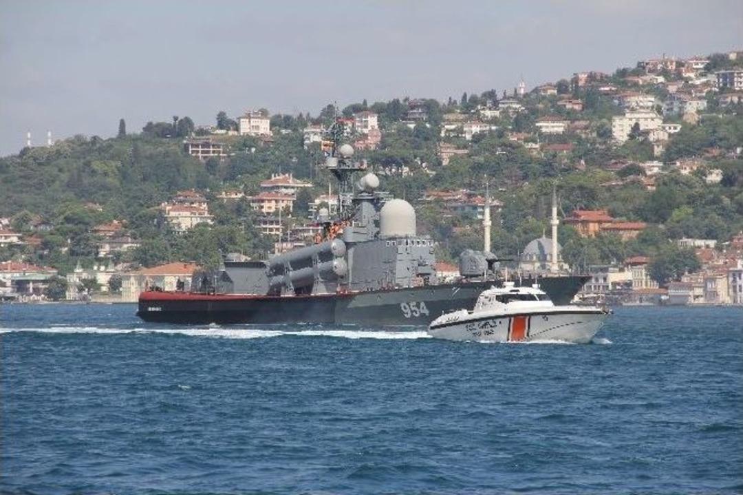 Rus Savaş Gemisi İstanbul Boğazı&rsquo;ndan Ge&ccedil;ti