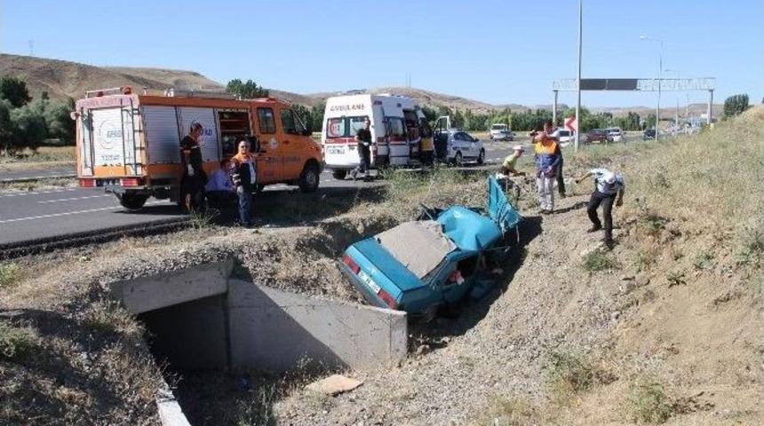 &Ccedil;ocuklarını Birliğe Uğurladılar, D&ouml;n&uuml;ş Yolunda Kaza Yaptılar: 5 &Ouml;l&uuml;