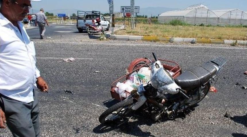 Motosiklet Kamyonetle &Ccedil;arpıştı: 4 Yaralı