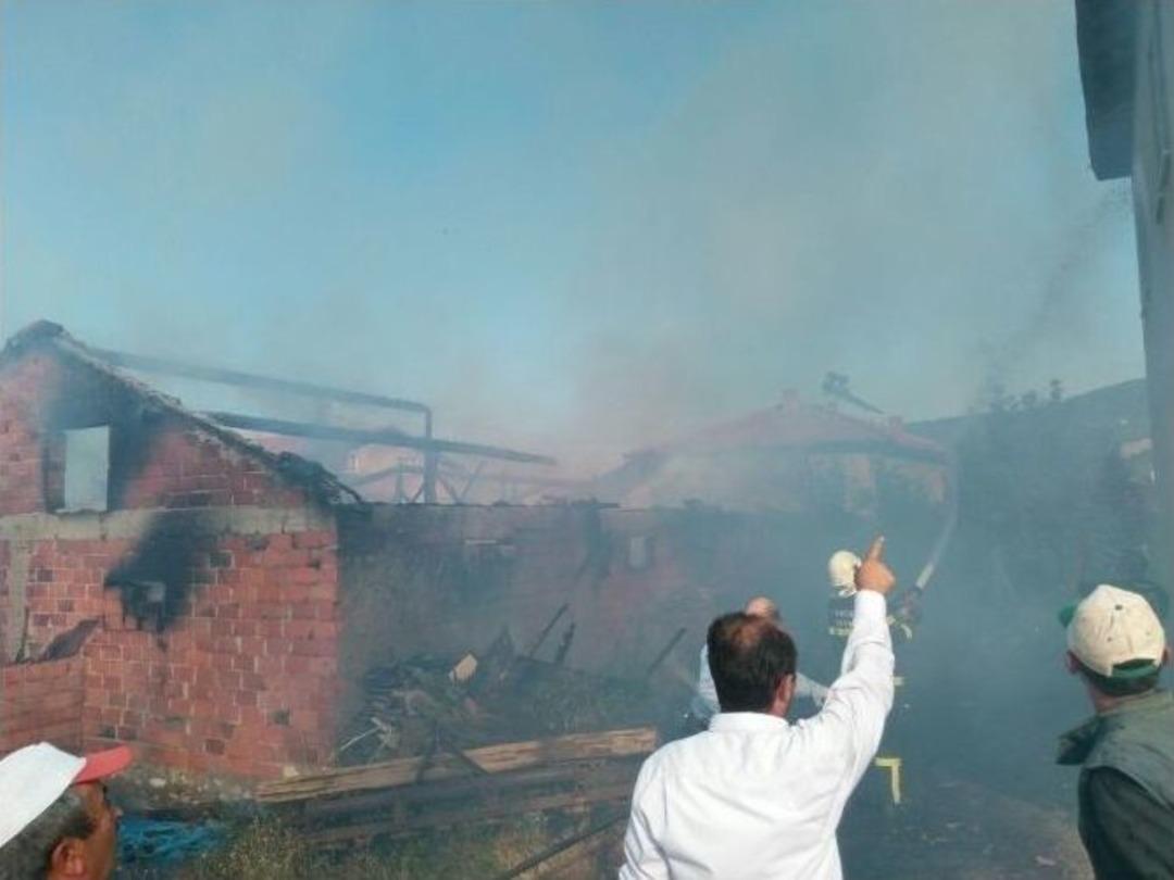 Demirci&ouml;ren&rsquo;de Ahır Ve Samanlık Yangını