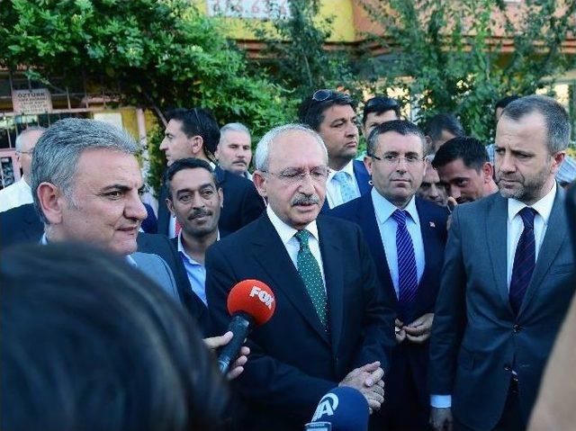 Chp Genel Başkanı Kılıçdaroğlu Şehit Ailesini Ziyaret Etti