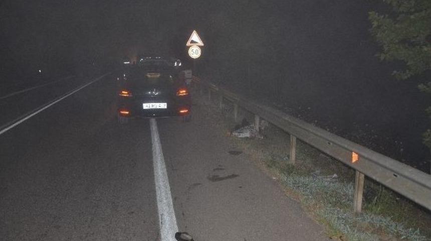 Karanlık Yolda Y&uuml;r&uuml;yen Vatandaşa Otomobil &Ccedil;arptı: 1 &Ouml;l&uuml;