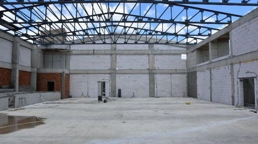 Hayrabolu&rsquo;da Kapalı Spor Salonu İnşaatı S&uuml;r&uuml;yor