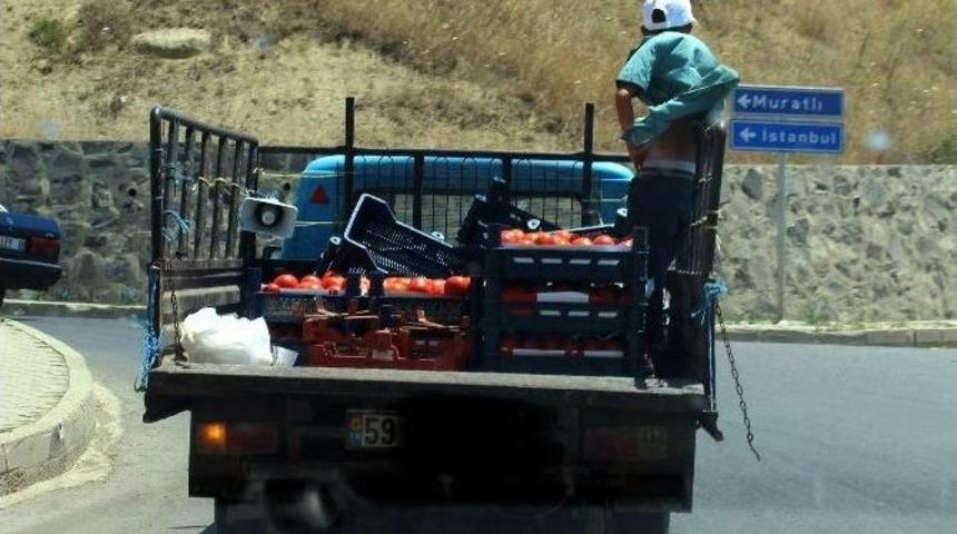 K&uuml;&ccedil;&uuml;k &Ccedil;ocuğun Domates Y&uuml;kl&uuml; Pikap Kasasında Tehlikeli Yolculuğu