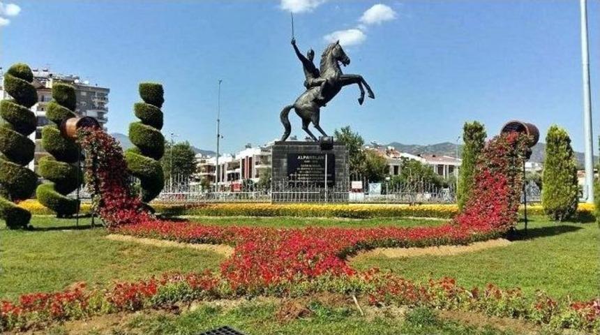 Aydın&rsquo;da &Ccedil;i&ccedil;ek Şelalesi Dikkat &Ccedil;ekiyor