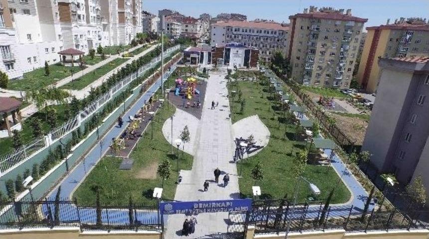 Bağcılar&rsquo;da Kapalı Y&uuml;zme Havuzları Dolup Taşıyor