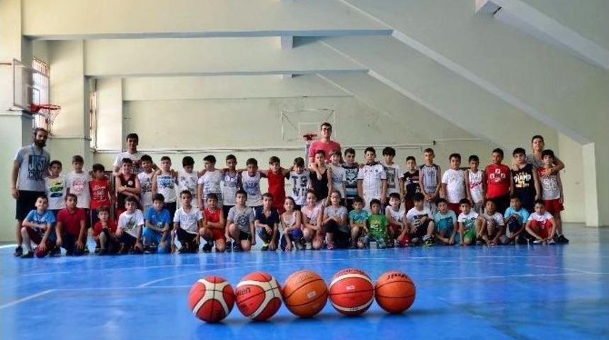 Basketbol Kursuna 800 &Ouml;ğrenci Katılıyor