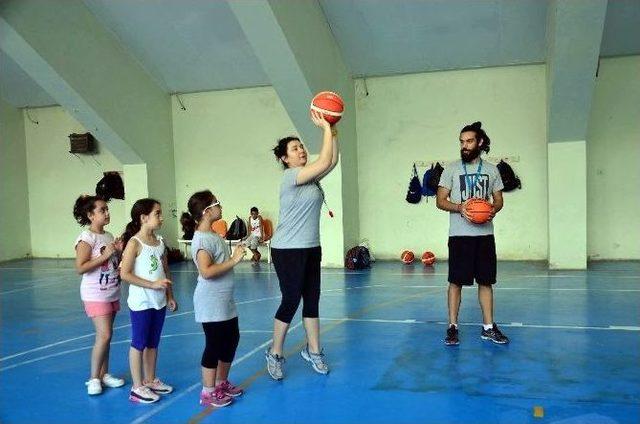 Basketbol Kursuna 800 Öğrenci Katılıyor