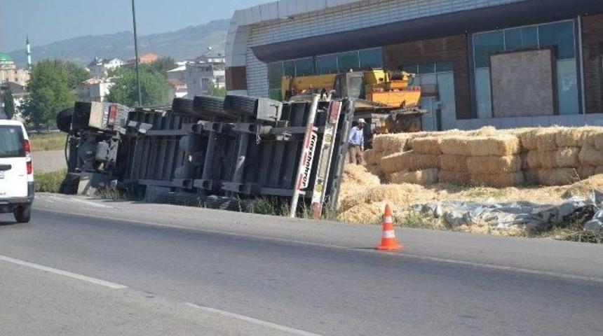 Saman Y&uuml;kl&uuml; Tır İşte B&ouml;yle Devrildi...(&ouml;zel Haber)