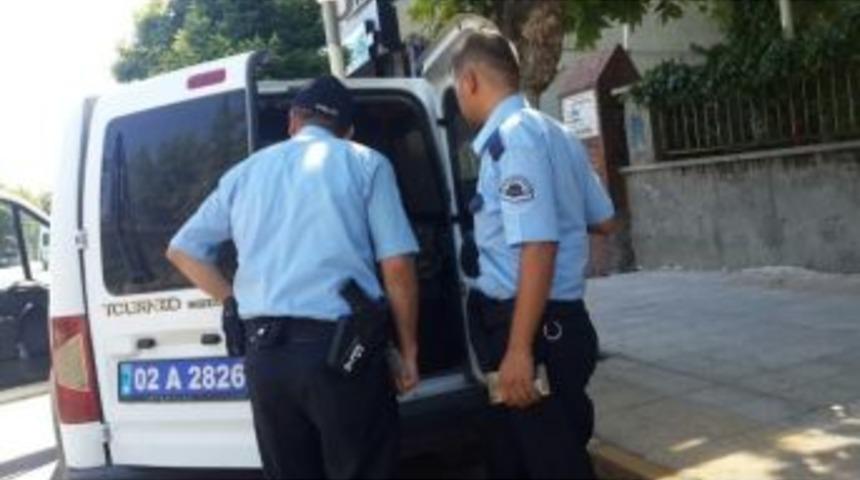 Polis Arama Yaptığı Esnada Otomobile Binerek Ka&ccedil;tı