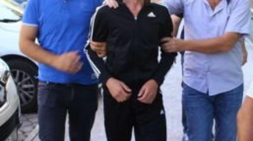 Lokantada Kız Arkadaşıyla Yemek Yiyen Şahsı &Ouml;ld&uuml;ren Zanlı Teslim Oldu