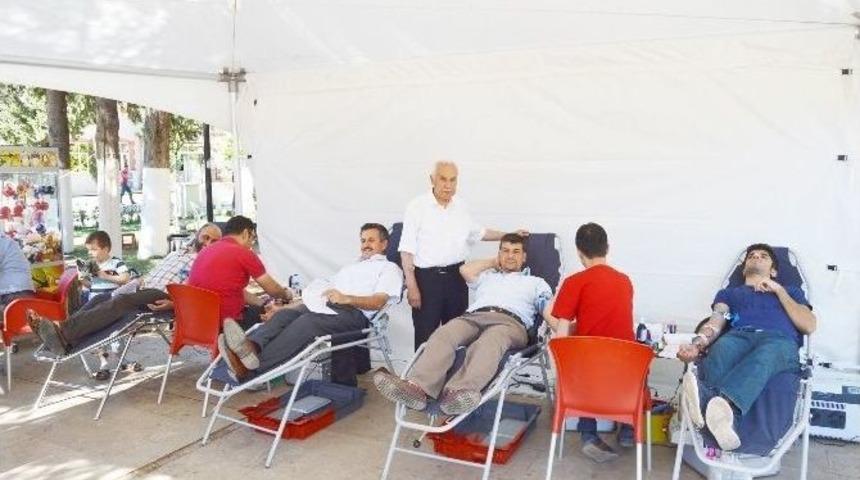 Besni İl&ccedil;esinden Kızılay&rsquo;a Kan Bağışı