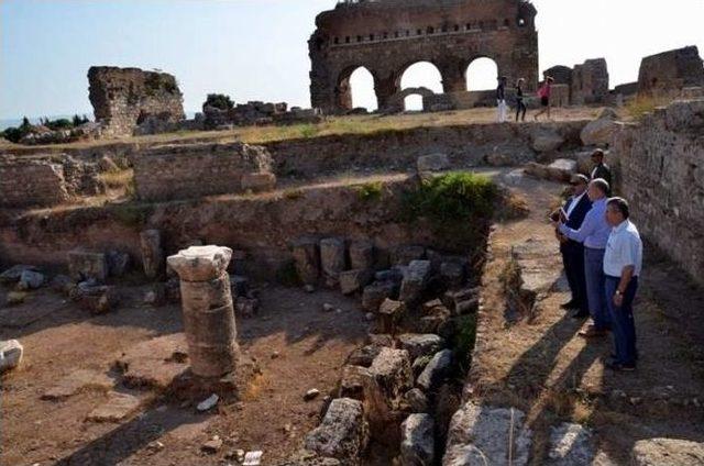 Vali Ömer Faruk Koçak, Ören Yerlerinde İncelemelerde Bulundu