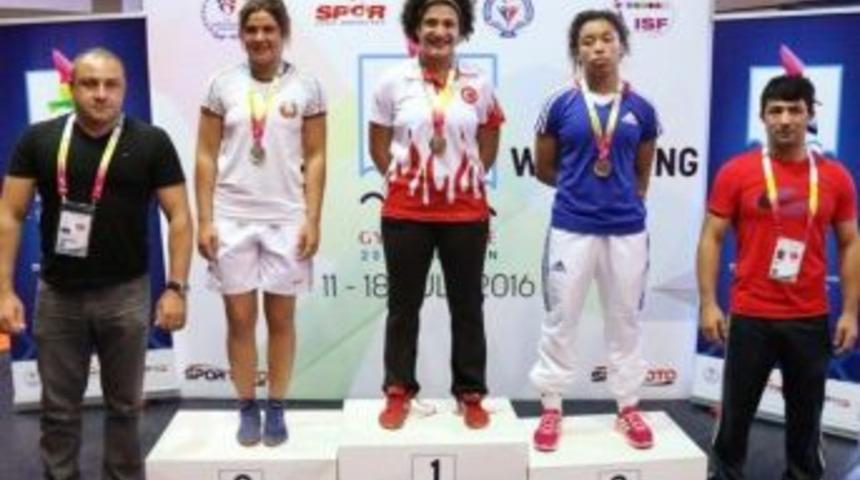 Trakya Birlik G&uuml;reş&ccedil;isi Ayşeg&uuml;l &Ouml;zbege D&uuml;nya Şampiyonu Oldu