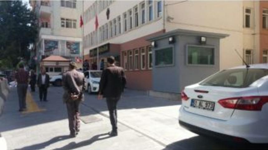 Niğde Emniyet M&uuml;d&uuml;rl&uuml;ğ&uuml;n&uuml;n &Ouml;n&uuml;ne Kurşun Ge&ccedil;irmez N&ouml;bet&ccedil;i Kul&uuml;besi