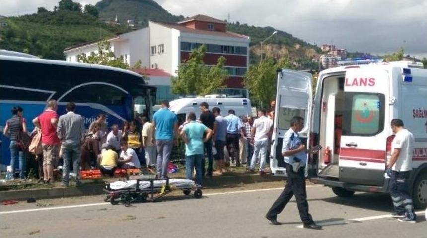 Giresun&rsquo;da Yolcu Otob&uuml;s&uuml; İle Tır Kaza Yaptı: 4 Yaralı