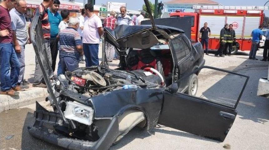 Otob&uuml;sle &Ccedil;arpışan Otomobil Hurdaya D&ouml;nd&uuml;