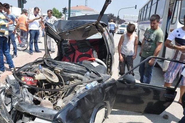 Otobüsle Çarpışan Otomobil Hurdaya Döndü