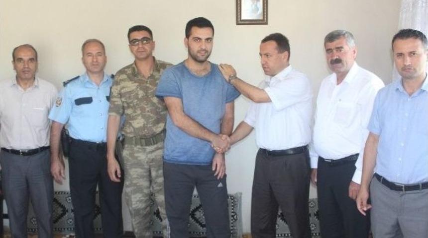 Samsat Kaymakamı K&uuml;rşad Atak, Yaralı Polisi Evinde Ziyaret Etti