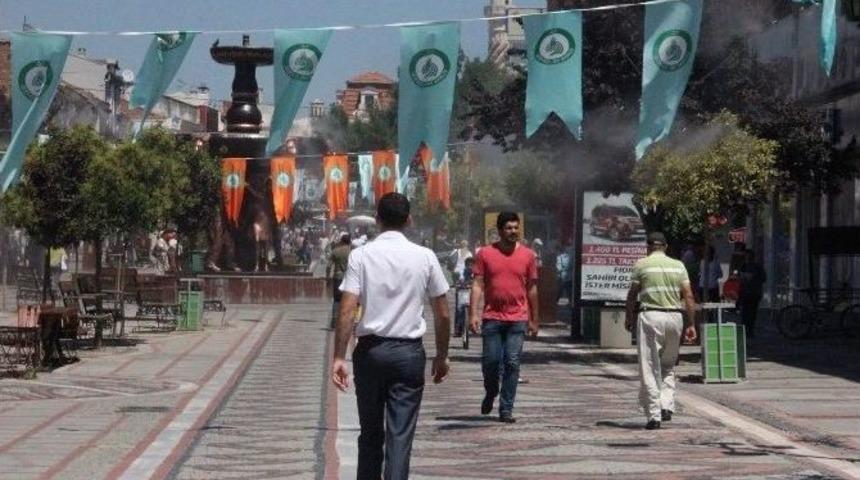 Caddede Kurulan Klima Sistemi Vatandaşa Nefes Aldırıyor