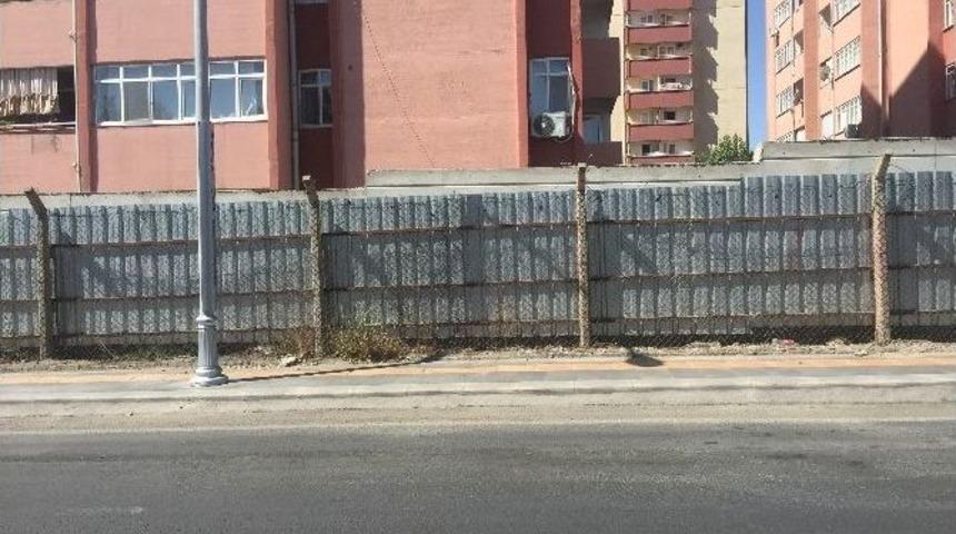 Diyarbakır&rsquo;da Polis Lojmanlarına Beton Duvarlar Yapılıyor