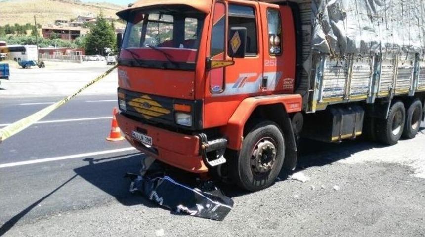 Kamyonun Altında Kalan Yaşlı Adam Hayatını Kaybetti