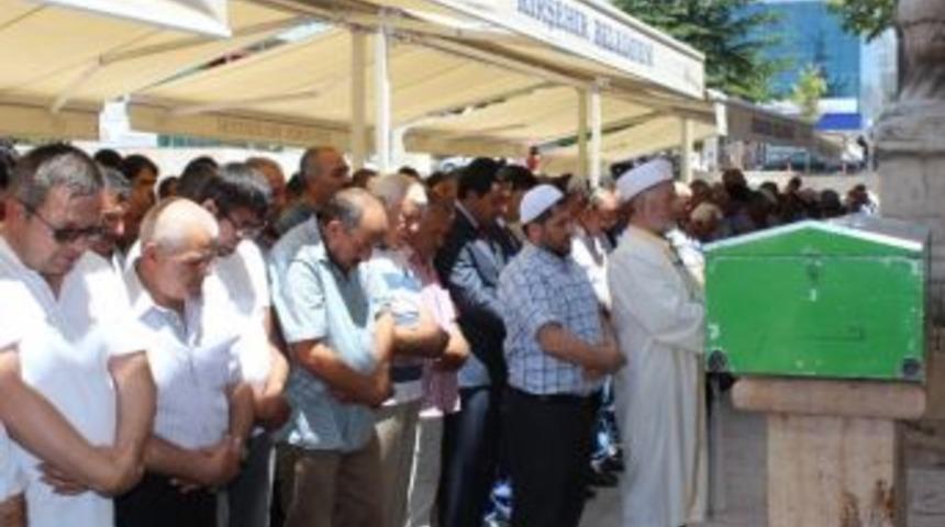 Sakarya&rsquo;da Evinde &Ouml;l&uuml; Bulunan Buğra &Ccedil;akır Memleketinde Defnedildi