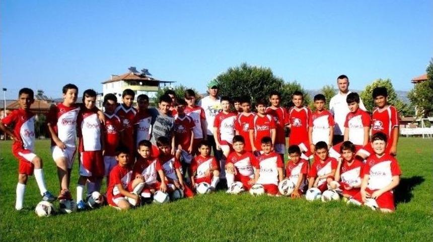 Sarıg&ouml;l&rsquo;de Yaz Futbol Okuluna B&uuml;y&uuml;k İlgi
