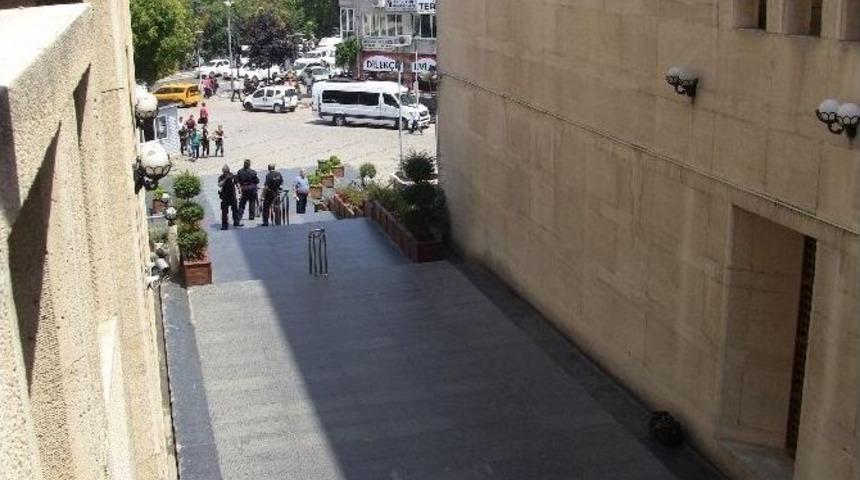 Adliyede Ş&uuml;pheli &Ccedil;anta Alarmı