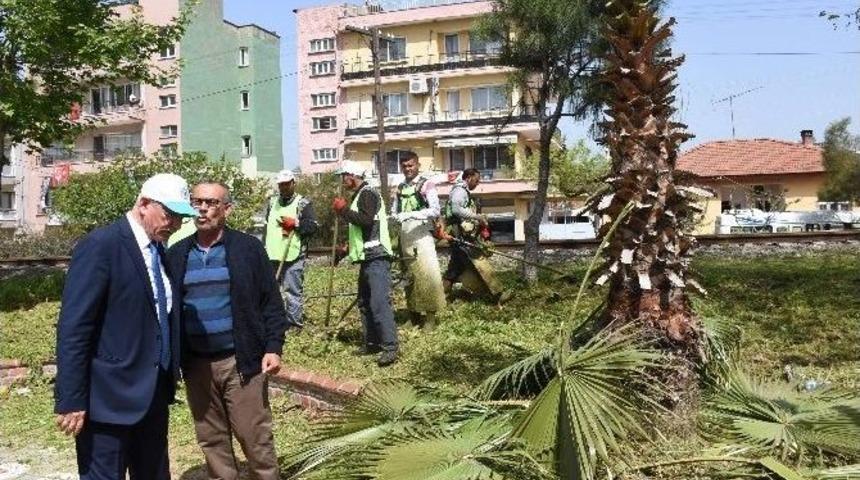 İncirliova Belediyesi Aydın-izmir Karayolunu Temizledi