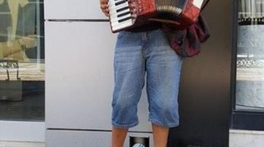 K&uuml;&ccedil;&uuml;k Parmakları Ailesine Tatil Yaptırmak İ&ccedil;in &Ccedil;alıyor