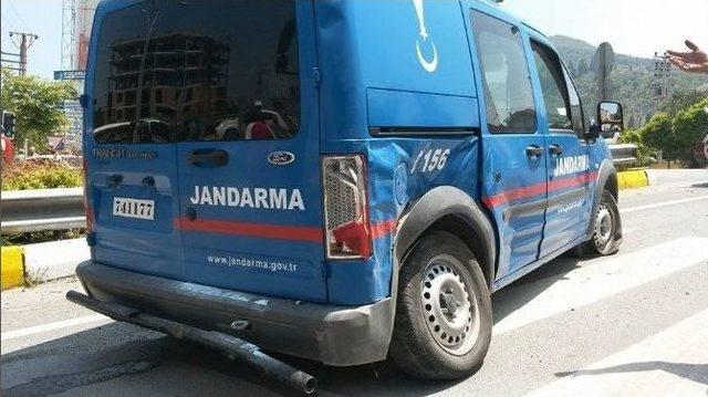 Işık İhlali Yapan Panelvan, Jandarma Aracına Çarptı: 2 Yaralı