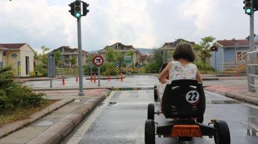 Trafik Kurallarını Direksiyon Başında Öğreniyorlar
