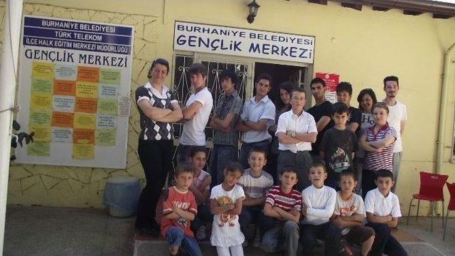 Burhaniye’de Gençlik Merkezi Kurs Kayıtlarına Başladı