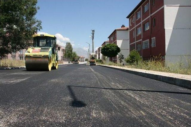 Ara Sokaklarda Asfalt Kaplama Çalışmaları Devam Ediyor