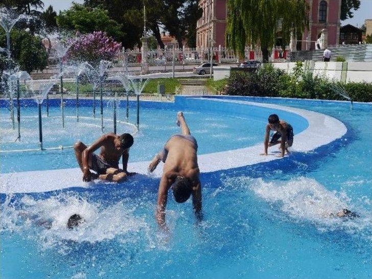 Çocuklar Süs Havuzlarında Serinliyor G1