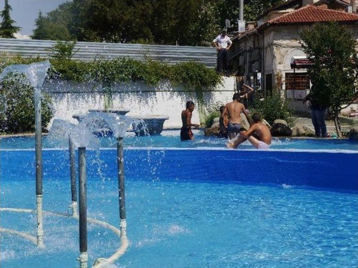 Çocuklar Süs Havuzlarında Serinliyor G2