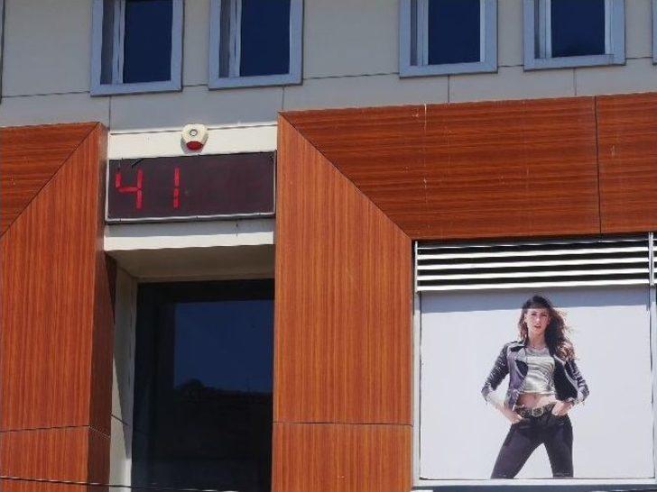 Çocuklar Süs Havuzlarında Serinliyor G3