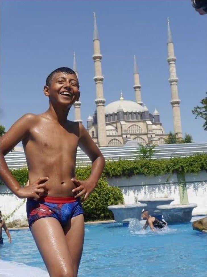 Çocuklar Süs Havuzlarında Serinliyor G4