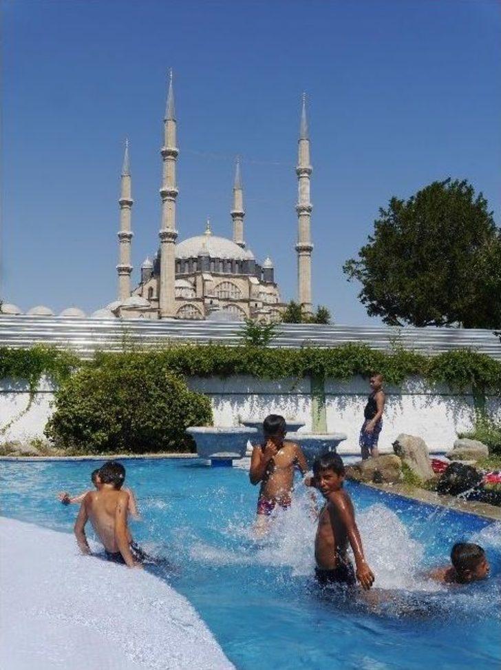 Çocuklar Süs Havuzlarında Serinliyor G5
