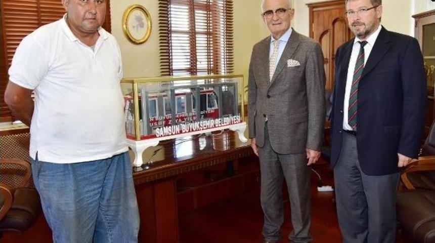 Demirci Ustasından Başkan Yılmaz&rsquo;a Hediye Tren Maketi