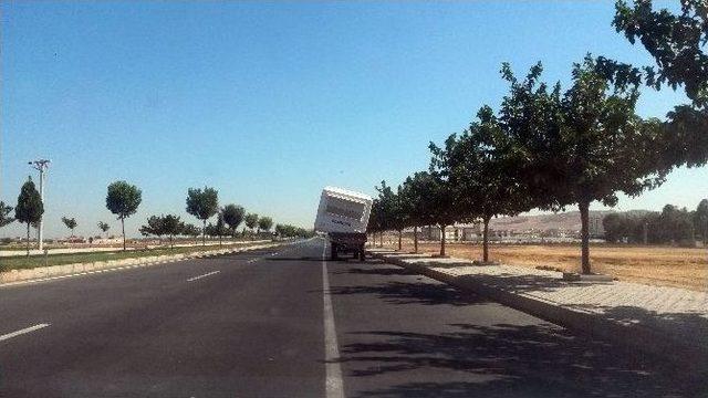 Danışma Kulübesini Traktöre Yükleyip Taşıdı