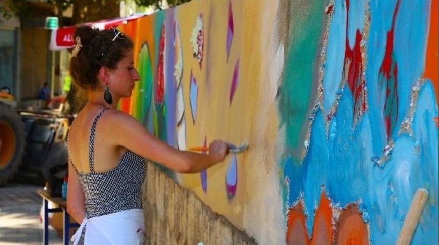 Ünye’de Merdiven Ve Duvarlar Rengarenk