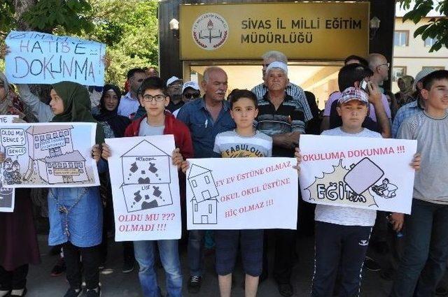 Sivas’ta Okulların Birleştirilmesi Kararı Protesto Edildi