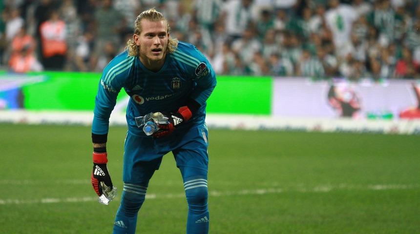Bursaspor - Beşiktaş ma&ccedil;ında sahaya yabancı madde atılınca Karius şaşkına d&ouml;nd&uuml;