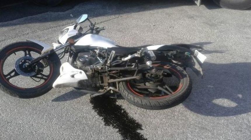 Nazilli&rsquo;de Tır Motosiklete &Ccedil;arptı; 1 Yaralı