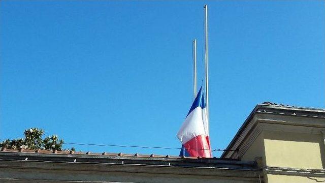 Fransa Başkonsolosluğu’nda Bayraklar Yarıya İndirildi