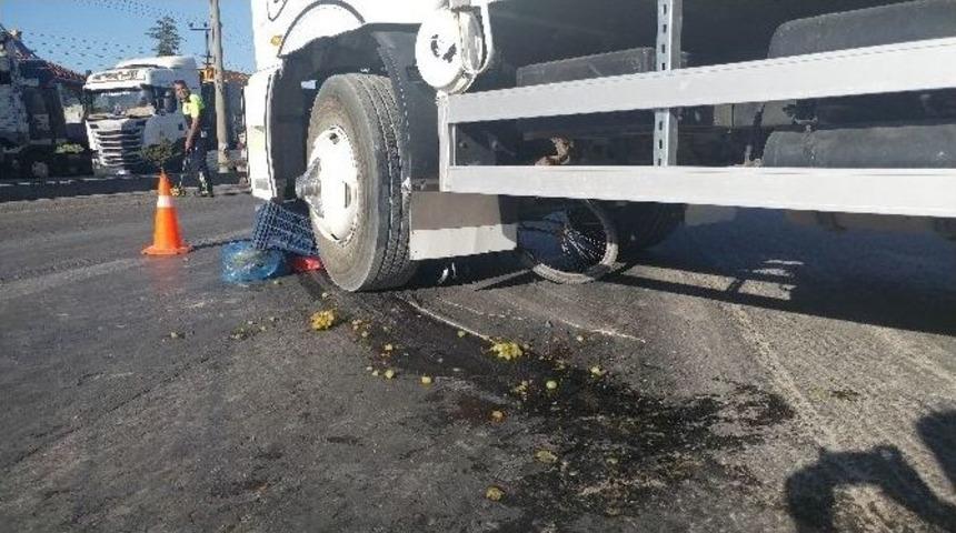 Tır&rsquo;ın &Ccedil;arptığı Bisiklet S&uuml;r&uuml;c&uuml;s&uuml; Hayatını Kaybetti