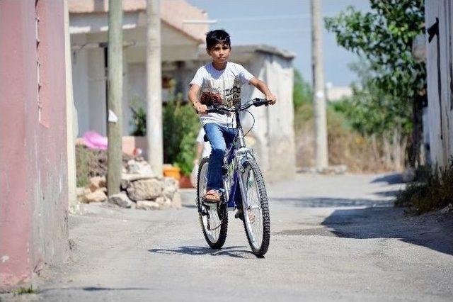 Başkan Kocamaz’dan Koca Yürekli Seçkin’e Bisiklet